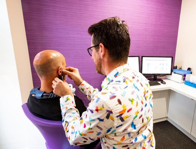 L'utilisation d'aides auditives permettrait de prévenir 20 % des cas évitables de démence.